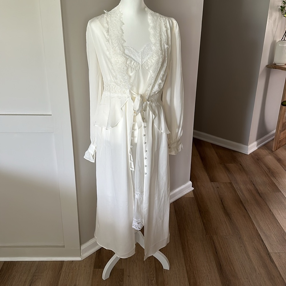 Stone Cold Fox Robe - Picture 7 of 8